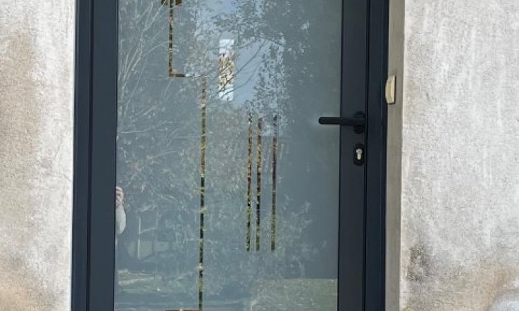 porte d'entrée aluminium  avec vitrage Sérigraphie 